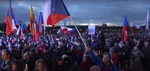 Videosnímka zachytáva účastníkov protestu v Prahe na Letnej.