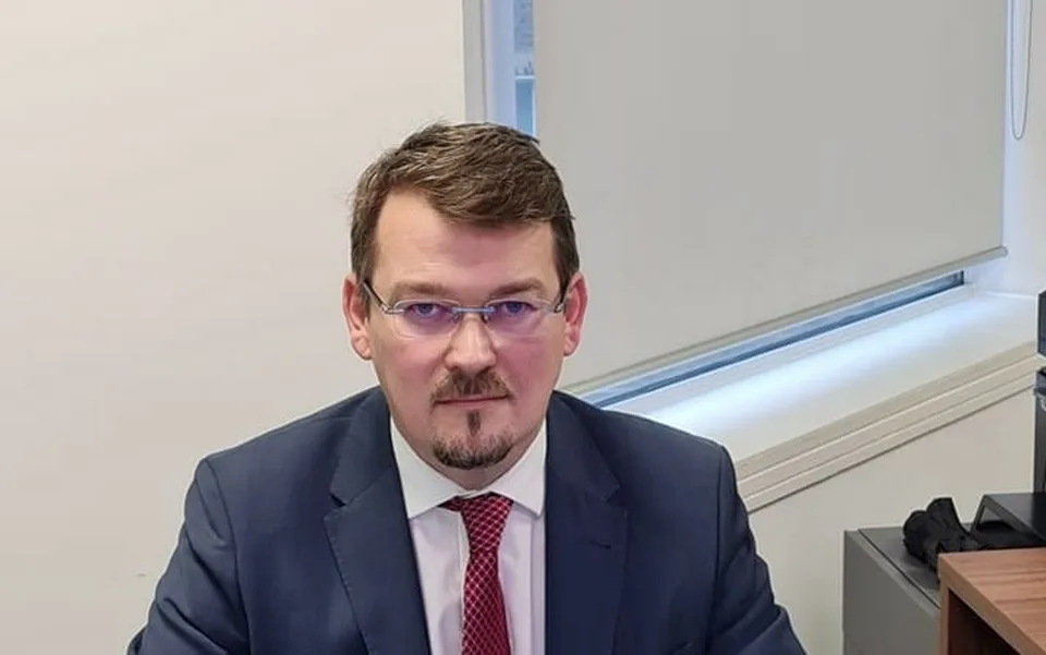 Read more about the article Veľvyslanec SR v Británii ponúkol vizuálne zhodnotenie týždňa: Analyzuje cez Zuzany!