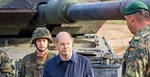 Na archívnej snímke zo 17. októbra 2022 nemecký kancelár Olaf Scholz a nemeckí vojaci stoja pri tanku Leopard 2.