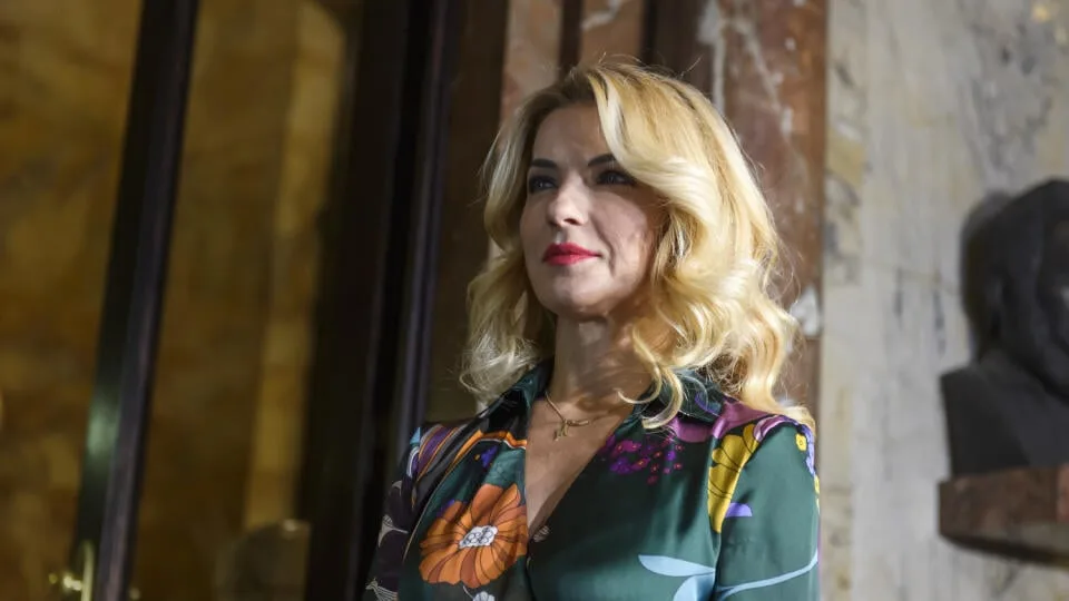 Read more about the article Šimkovičová má podporu: Za ministerkou kultúry stojí koalícia aj jej stranícky šéf!