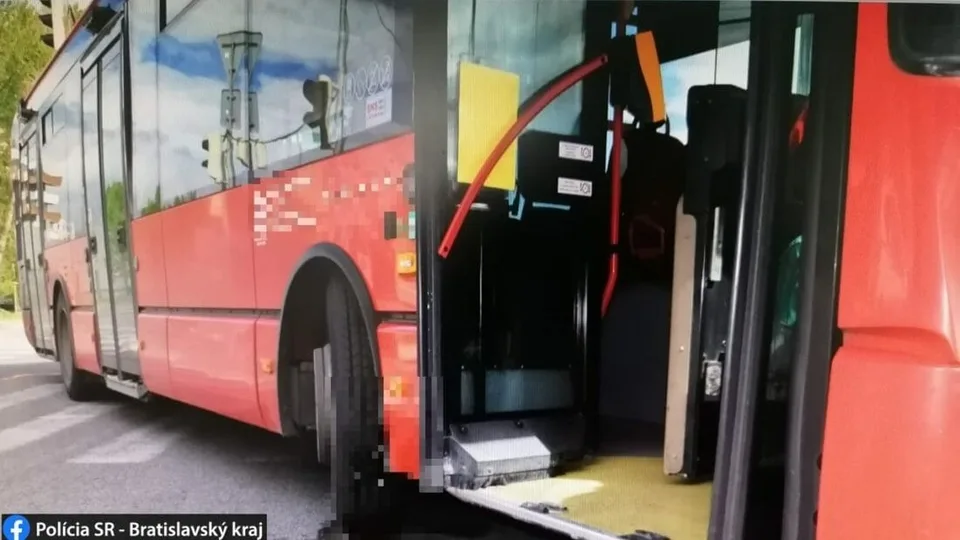 Read more about the article FOTO Vážna nehoda v Bratislave: Vodič MHD zrazil chodkyňu