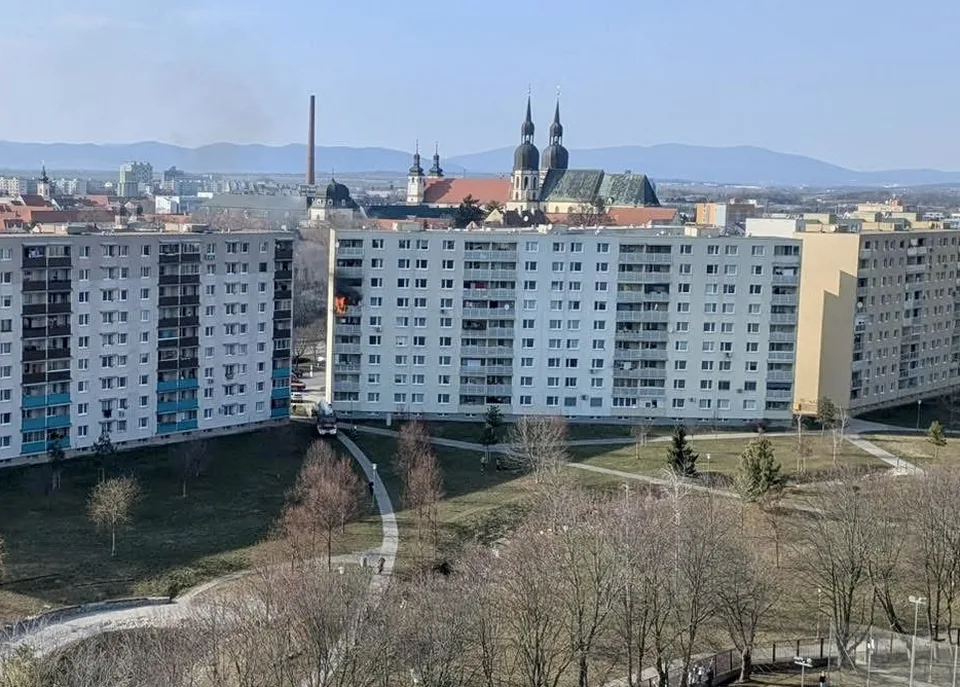 Read more about the article Aktuálne: v bytovke na Hlbokej ulici vypukol požiar, na mieste zasahovali hasiči