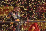 Max Verstappen z tímu Red Bull strieka šampanské na pódiu po víťazstve vo Veľkej cene Talianska F1 na okruhu v Monze 11. septembra 2022.
