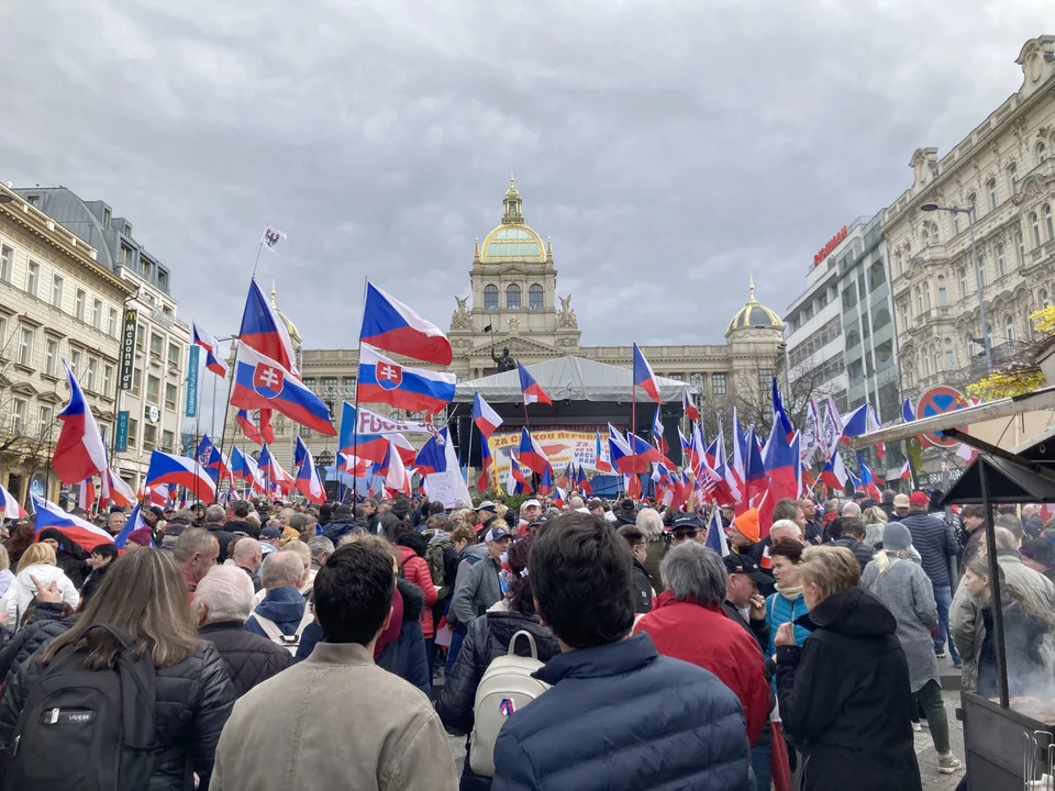 Read more about the article Obrovská masa protestujúcich v Prahe žiadala demisiu českej vlády a oslavovala Fica