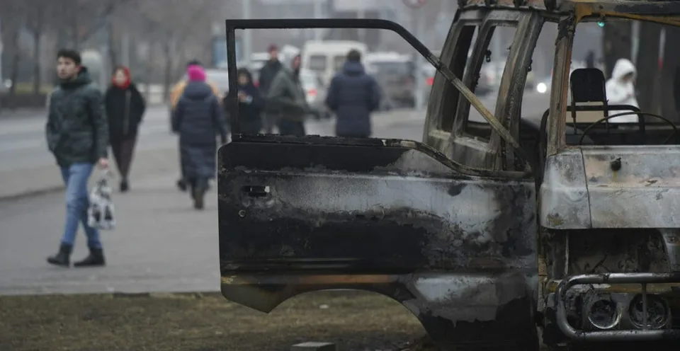 Read more about the article Ľudia rabovali. Z obchodov si vzali vyše 1300 kusov zbraní, hlási polícia v Kazachstane