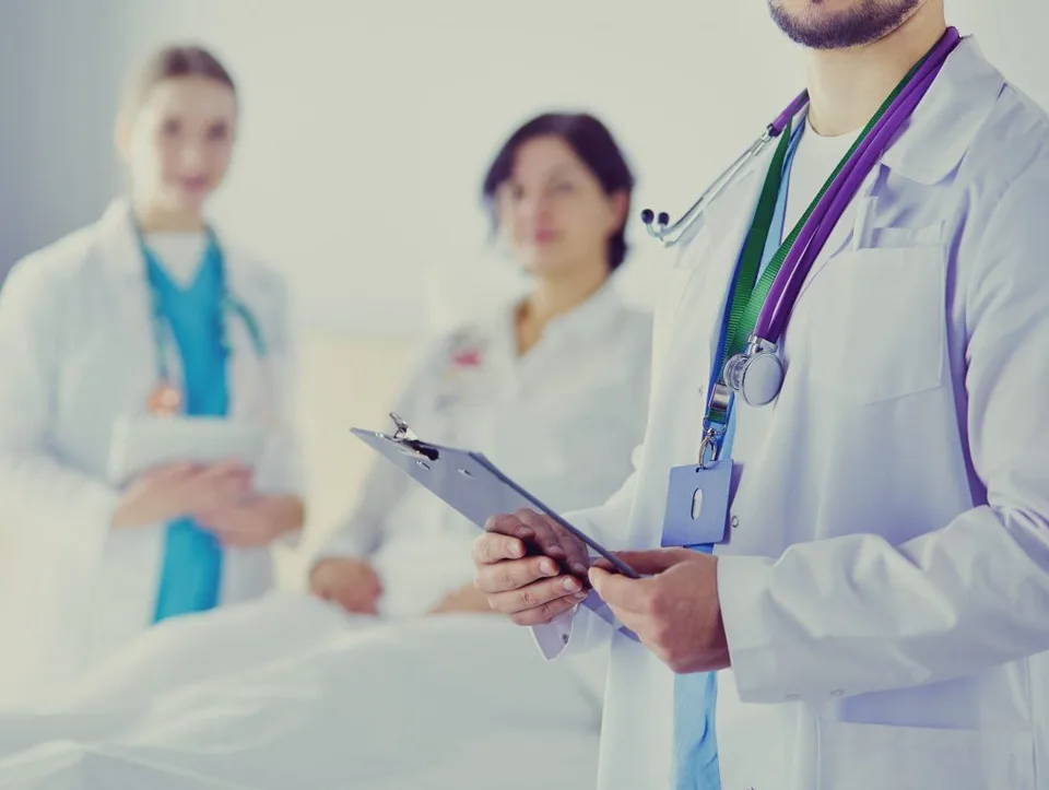 Read more about the article Nemecko: Plastického chirurga obvinili za smrť dvoch žien! Zväčšoval im pozadia