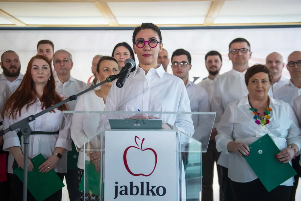 Read more about the article Nicholsonovej strana sa pustila do kampane: Jablko už rokovalo o spolupráci s Demokratmi či s ODS!