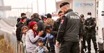 Policajti zadržali v Komárne nelegálnych migrantov. Boli medzi nimi aj deti.