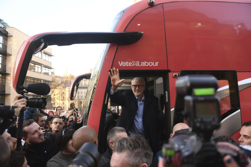 Read more about the article V Londýne vyšli do ulíc tisícky demonštrantov: Na čele davu bol aj brat Jeremyho Corbyna!