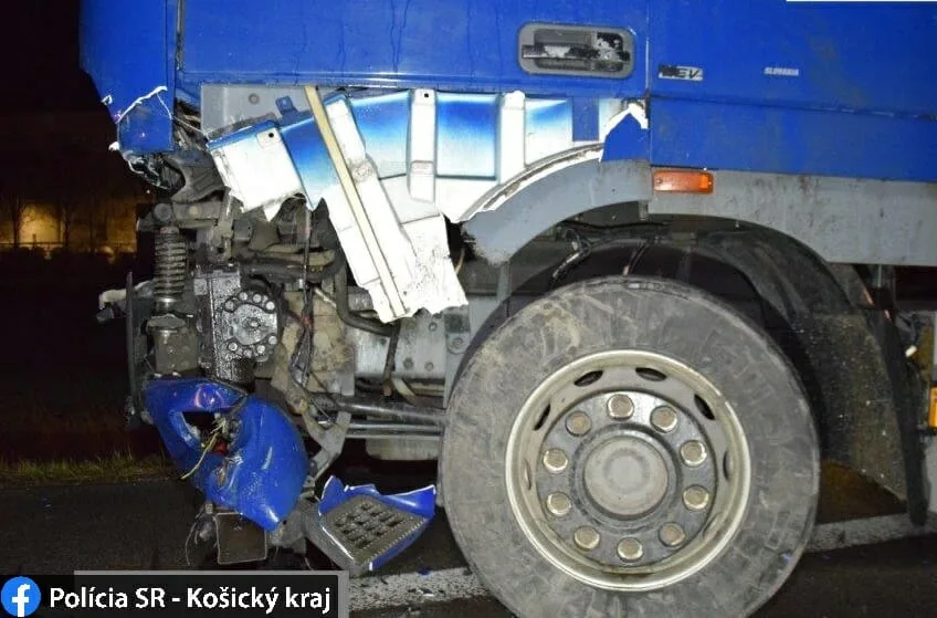 Poškodený kamión po zrážke s motocyklom. 