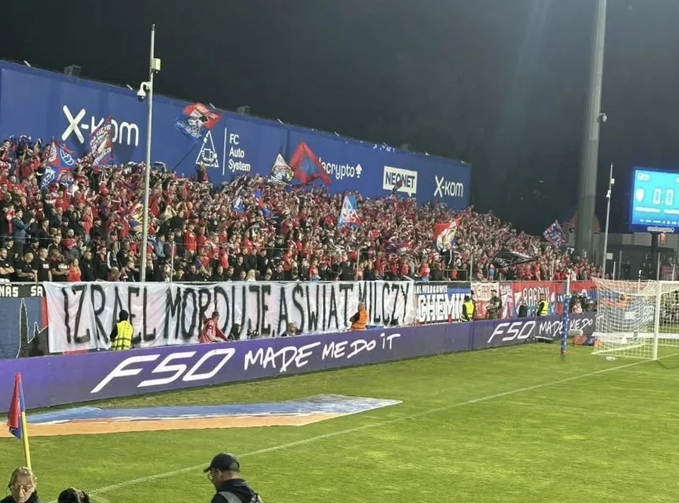 Read more about the article Fanúšikovia poľského Rakowa s banerom: Izrael zabíja a svet je ticho! 