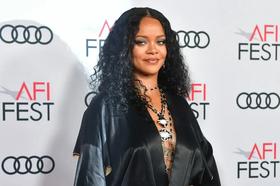 Read more about the article Rihanna sa stala oficiálne miliardárkou, aj najbohatšou hudobníčkou na svete: Z čoho má také vysoké príjmy?