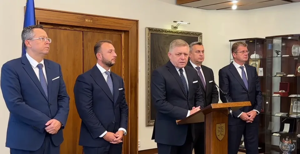 Read more about the article KOMENTÁR Vláda sľúbila viac suverenity. Zatiaľ sa darí s rozpakmi