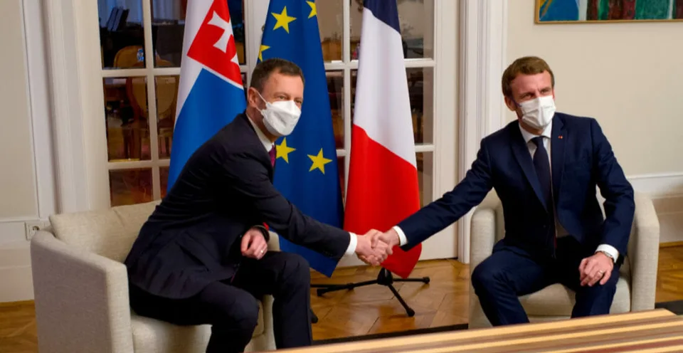 Read more about the article Premiér Heger odkázal do Francúzska: Emmanuel, teším sa na spoluprácu! Reagovala aj Remišová