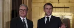 Francúzsky prezident Emmanuel Macron a britský premiér Keir Starmer (vľavo)
