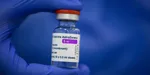 Pracovník očkovacieho centra drží v ruke ampulku s vakcínou proti ochoreniu Covid-19 od spoločnosti Astrazeneca v Drážďanoch.