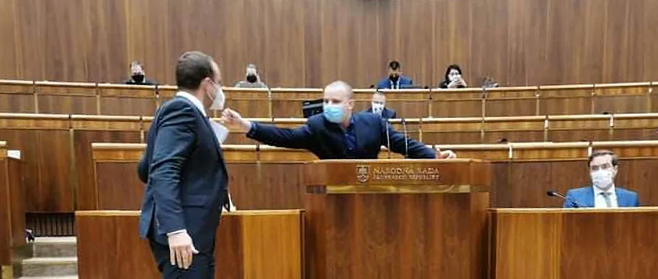 Read more about the article FOTO Bitka v parlamente: Padali vyhrážky aj fyzický útok