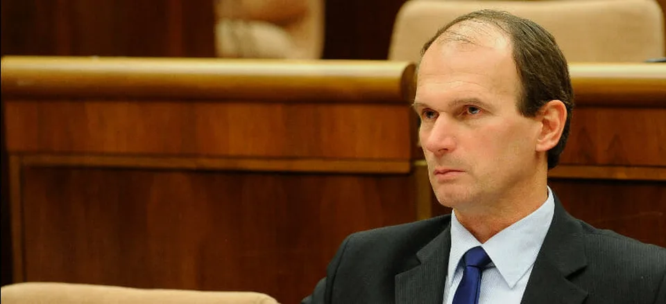 Read more about the article VIDEO Perly z parlamentu! Buzeranti, muži v sukni a nadrogovaný saskársky pes