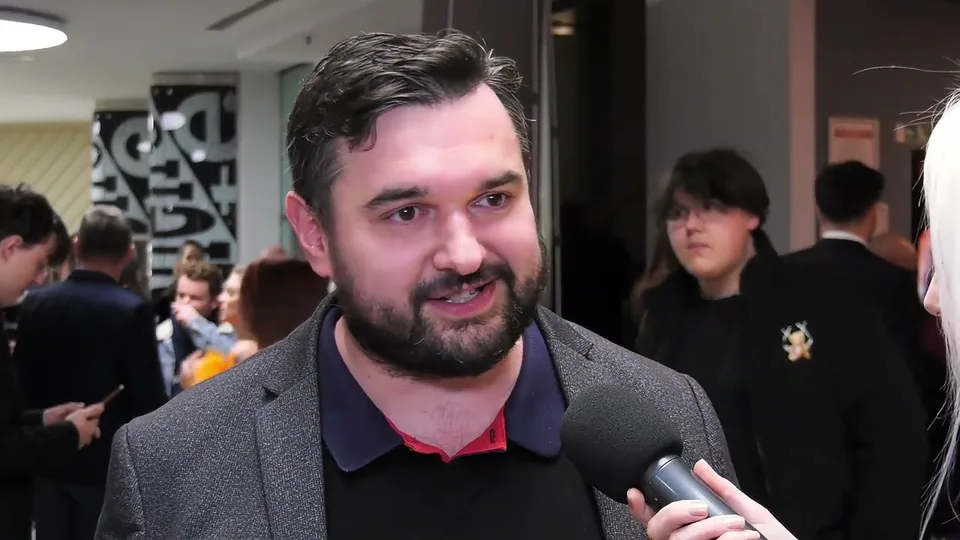 Read more about the article Režisér Magnusek: Posielanie munície Ukrajine je zlo. Označia ma za proruského, ale nemôžem s tým súhlasiť