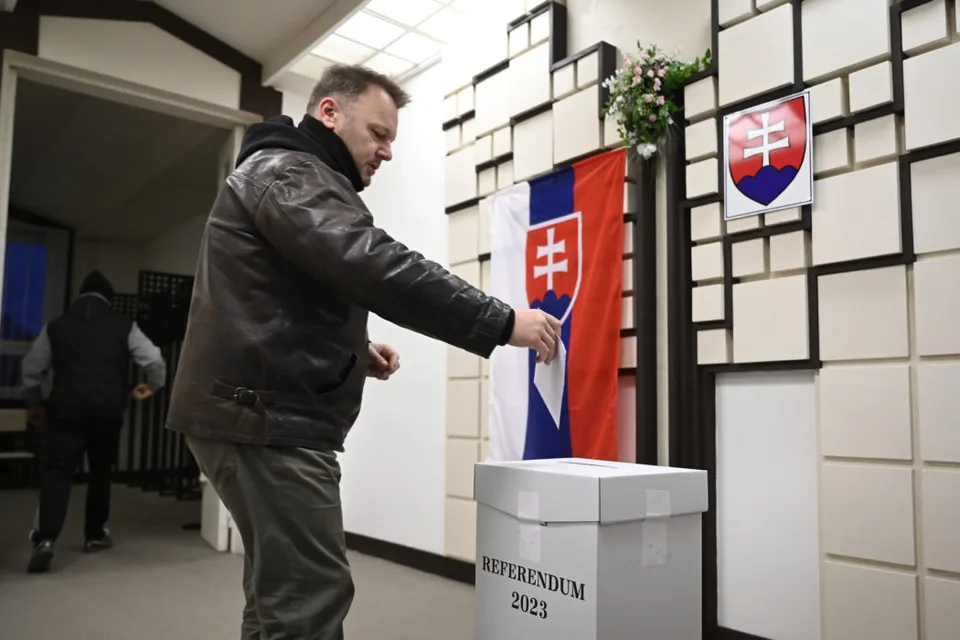 Read more about the article VIDEO Začalo sa referendum! Slováci už hlasujú, prinášame prvé zábery