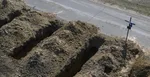 Na lustračnej snímke hroby civilsitov v meste Buča v Kyjevskej oblasti vo štvrtok 14. apríla 2022.