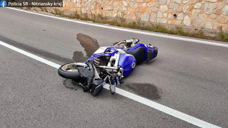 Motocykel po nehode. Riadil iba 23-ročný mladík.