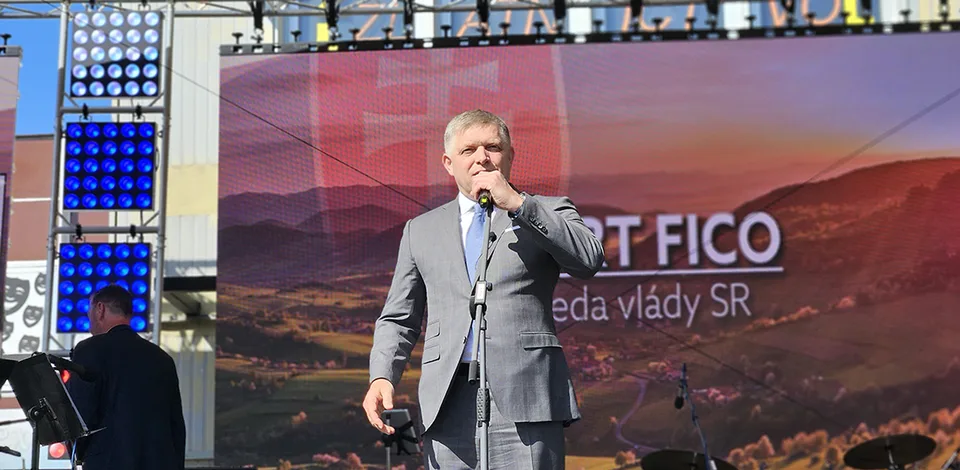 Read more about the article VIDEO Smer si tradične uctieva Sviatok práce: Premiér staval máj v Bánovciach nad Bebravou