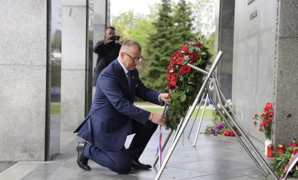 You are currently viewing Boris Kollár: Ani dnes nie je mier istotou! Deň víťazstva nad fašizmom si pripomenul na Slavíne