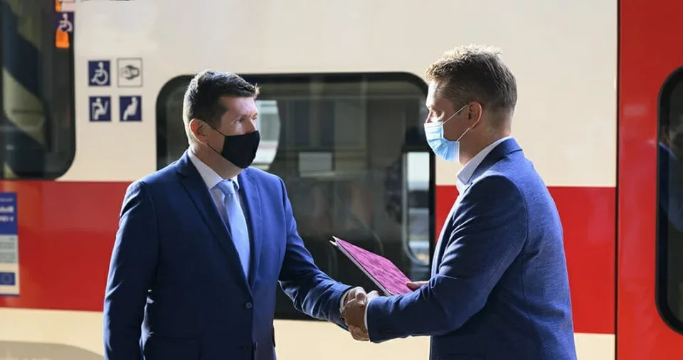 Read more about the article Doležal sa buchol po vačku: Ministerstvo dopravy investuje do východu milióny eur!
