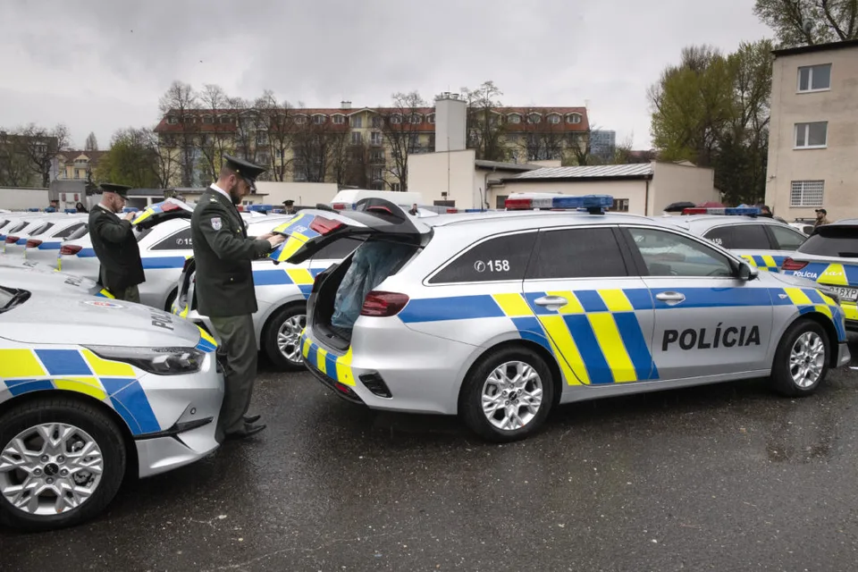 Read more about the article Nové policajné autá: Mikulec odovzdal prvých 37 vozidiel v novom dizajne