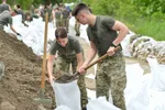 Záchranné tímy a stovky vojakov nasadili v pondelok do povodňami postihnutých oblastí v Chorvátsku