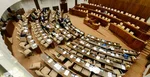 Prázdne poslanecké lavice.