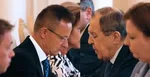 Na kombosnímke zľava Péter Szijjártó a Sergej Lavrov.
