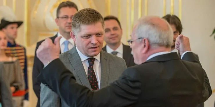 Prezident SR Ivan Gašparovič (vpravo) prijal predsedu vlády SR Roberta Fica