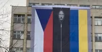 Bizarná inštalácia, ktorá visí na budove českého ministerstva vnútra.
