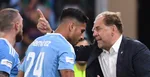 Vladimír Weiss st. a Eric Ramirez (Slovan) počas odvetného zápasu 3. predkola Európskej ligy medzi ŠK Slovan Bratislava - FC Olympiakos Pireus 11. augusta 2022 v Bratislave.