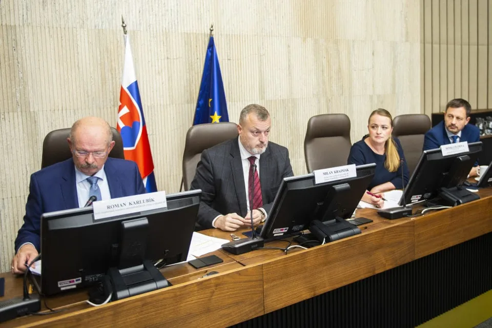 You are currently viewing Výdavkové limity vetoval Krajniak, nesúhlasí so škrtmi v rozpočte