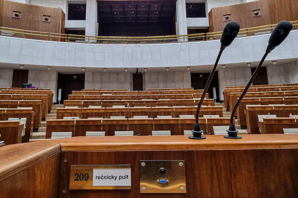 Read more about the article NRSR: Poslanci sa zídu opäť v utorok, čaká ich hlasovanie o desiatkach návrhov