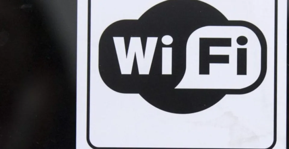Read more about the article Cez verejné wifi radšej nebankujete! Prečo sú bezplatné internetové siete rizikové?