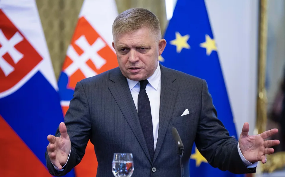 Read more about the article Fico obviňuje Šimečku z tajných sľubov Zelenskému: Slovenskí vojaci na Ukrajine?!