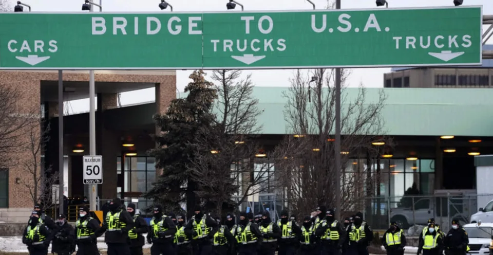 Read more about the article Blokovaný hraničný most do USA je opäť prejazdný: Polícia odtiahla sedem vozidiel a päť zaistila