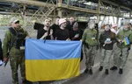 Skupina Kalush Orchestra, ktorá sa stala víťazom 66. ročníka Eurovízie v Turíne, pózuje s príslušníkmi pohraničnej stráže v Krakovci na ukrajinsko-poľských hraniciach 16. mája 2022.