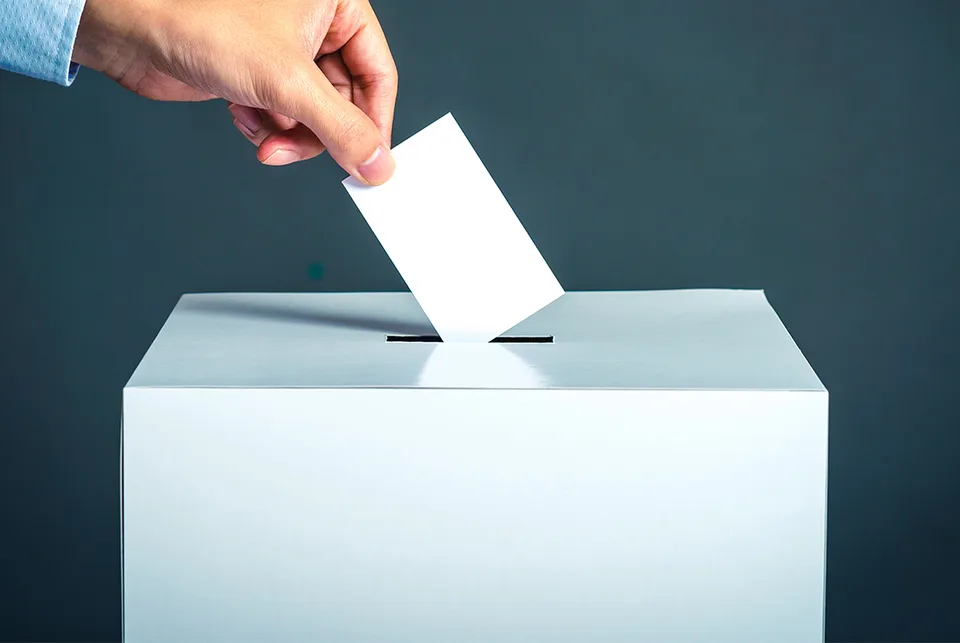 Read more about the article V Rumunsku sa koná prvé kolo prezidentských volieb. Vyhrá kandidát podporujúci Trumpa?