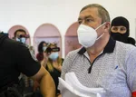 Bývalý špeciálny prokurátor Dušan Kováčik v sprievode príslušníkov Zväzu väzenskej a justičnej stráže.