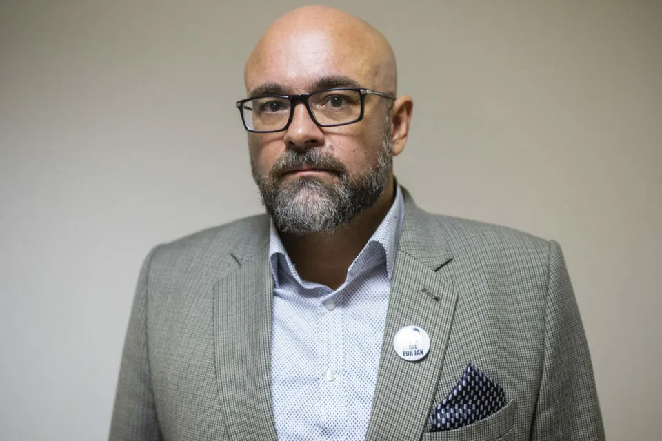 Read more about the article Novinár Tóth alias Ďateľ: veličina hlúposti, Bárdy z Aktualít, šíri poplašné správy