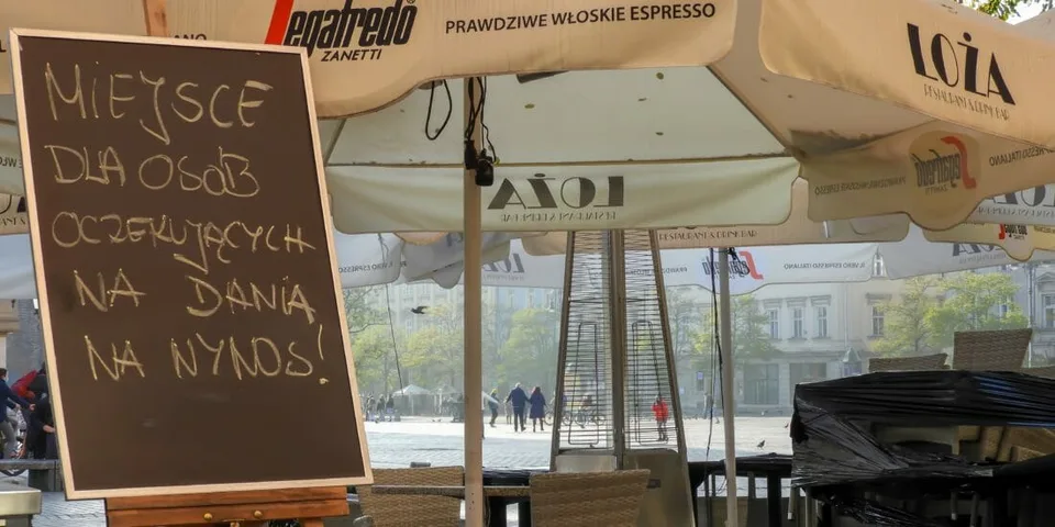 Read more about the article Poliaci už nemusia vonku nosiť rúška, bary otvorili vonkajšie terasy