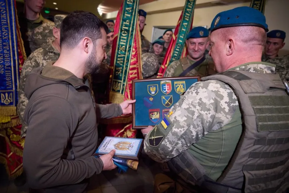 Read more about the article Zelenskyj navštívil Doneckú oblasť: S vojakmi pil kávu na čerpacej stanici
