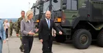 zľava ministerka obrany Holandského kráľovstva Kajsa Ollongrenová a minister obrany SR Jaroslav Naď počas statických ukážok techniky v priestoroch 81. krídla na letisku Sliač v okrese Zvolen 6. mája 2022.