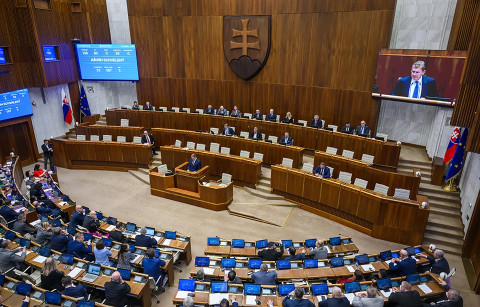 Read more about the article Heredoš porovnal výkon poslancov pred 10 rokmi a dnes. Nemajú sa čím chváliť! Menej práce za viac peňazí