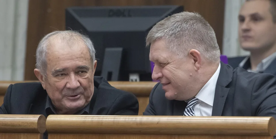 You are currently viewing Opozícia sa predčasne radovala, no rozpad klubu SNS sa nekoná! Posilňuje ho TENTO poslanec Smeru